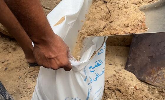 Antiguos sacos de harina convertidos en barreras contra las inundaciones: Gaza enfrenta otro invierno sin refugio